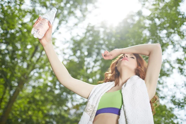 Femme avec bouteille d'eau — Photo