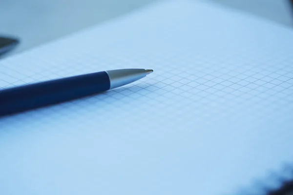 Papel en blanco y pluma — Foto de Stock