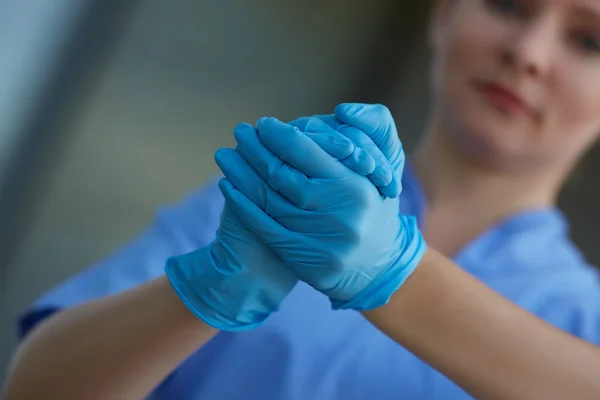 Врач в медицинских перчатках — стоковое фото