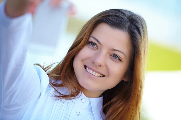 Schöne Frau mit Telefon — Stockfoto