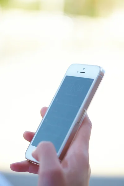 Hand using phone — Stock Photo, Image