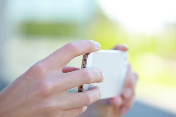 Menina segurando telefone — Fotografia de Stock