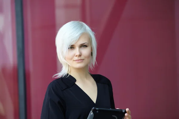 Mujer de negocios con tableta pc — Foto de Stock