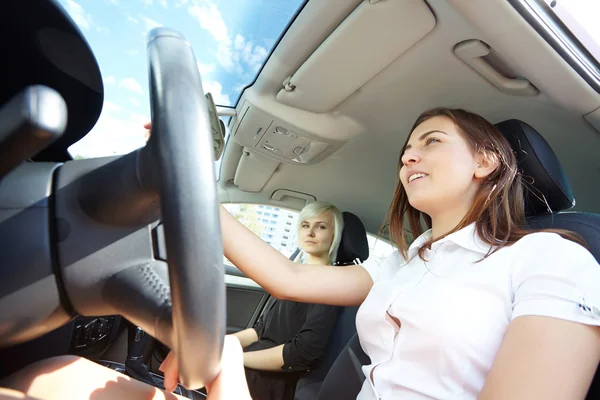 Chicas felices en coche — Foto de Stock