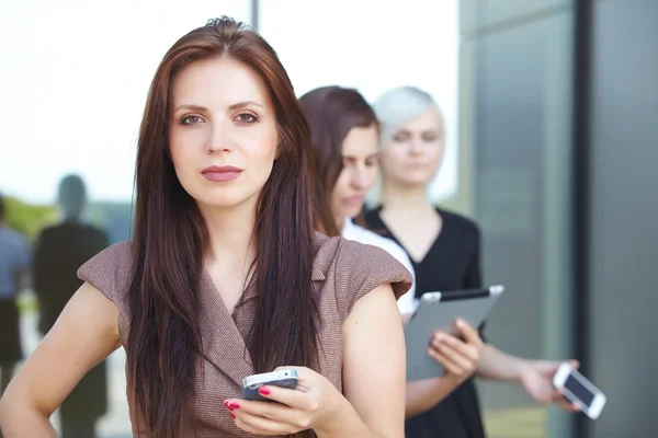 Gruppe von Geschäftsfrauen mit digitalen Gadgets — Stockfoto
