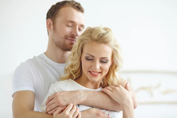 Casal de pé abraçando — Fotografia de Stock