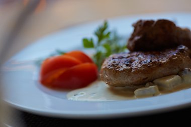 biftek sosu ve sebze ile