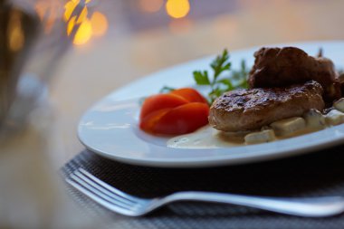 biftek sosu ve sebze ile