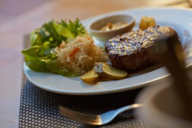 biftek sosu ve sebze ile