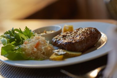 biftek sosu ve sebze ile