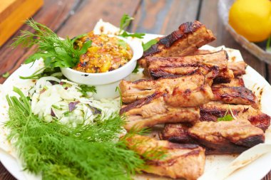 sebze ile yangın ızgara kaburga