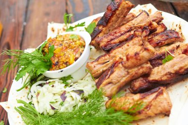 sebze ile yangın ızgara kaburga