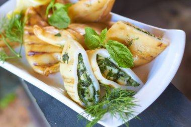 Yangın dolması kalamar kavrulmuş