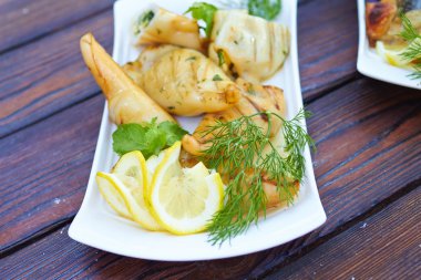 Yangın dolması kalamar kavrulmuş