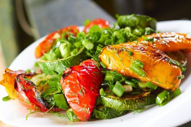 ile ızgara tatlı biber çanak