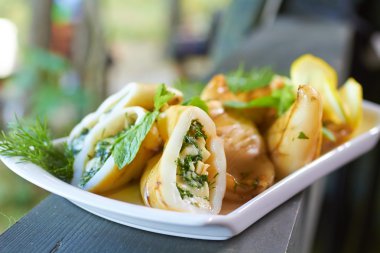 Yangın dolması kalamar kavrulmuş