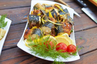 limon ile yangın kavrulmuş balık