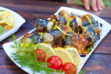 ateşe kavrulmuş balık