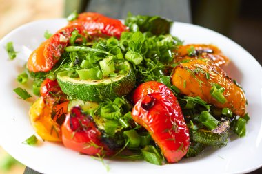 ile ızgara tatlı biber çanak