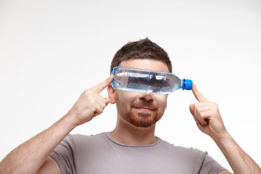 adam plastik şişe su ile