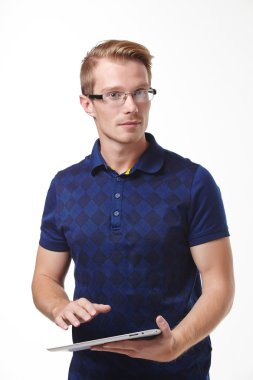 Tablet pc ile gözlüklü adam