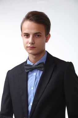 şık elbiseli yakışıklı adam