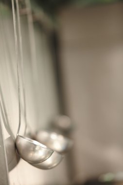 Mutfakta asılı Kepçeler