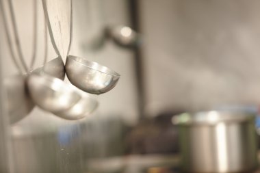 Mutfakta asılı Kepçeler