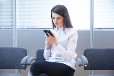 Cep telefonlu iş kadını