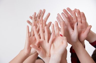 Eller yukarı ulaşan