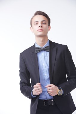 şık elbiseli yakışıklı adam