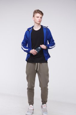 yakışıklı adam spor giyim