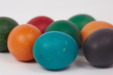 Renkli boyalı Paskalya yumurtaları