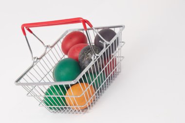 Paskalya yumurtaları için alışveriş sepeti