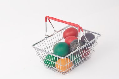 Paskalya yumurtaları için alışveriş sepeti