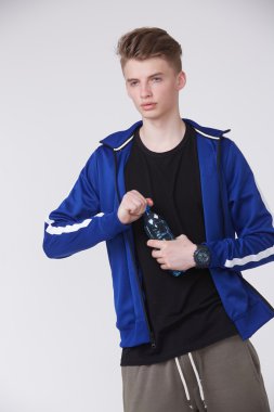 yakışıklı adam spor giyim