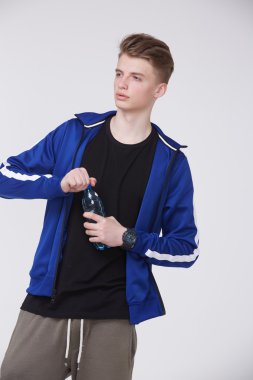 yakışıklı adam spor giyim