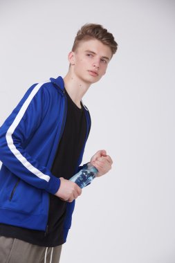 yakışıklı adam spor giyim