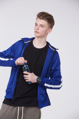 yakışıklı adam spor giyim