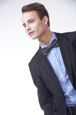 şık elbiseli yakışıklı adam