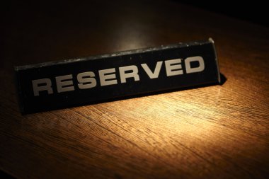 Ayrılmış plaka üzerinde tablo