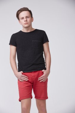 yakışıklı olan şık kentsel giyim