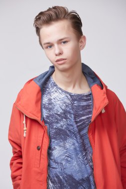 Sportif ceketli yakışıklı çocuk