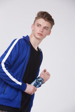 yakışıklı adam spor giyim