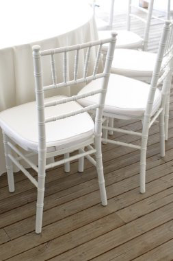 restoranda beyaz sandalye