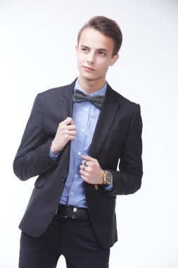 şık elbiseli yakışıklı adam