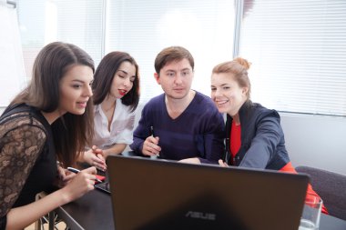 ofiste çalışan iş adamları