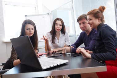 ofiste çalışan iş adamları