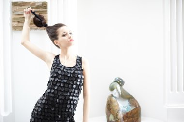 Güzel esmer kadın.