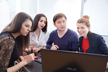 ofiste çalışan iş adamları